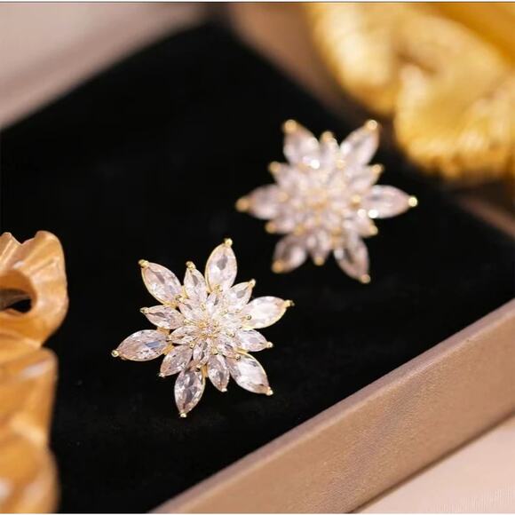 Adorable gold and white ice flower - Picture 1 of 4